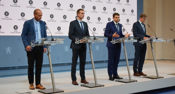 Ministr životního prostředí Petr Hladík s vládními kolegy seznamuje novináře s hlavními body jednání vlády, 10. října 2024.