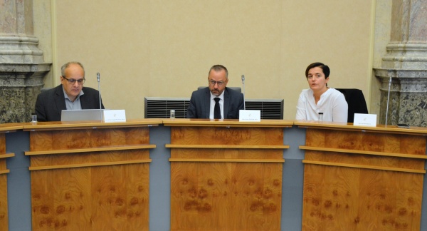 Ministr pro vědu, výzkum a inovace Marek Ženíšek se chystá zahájit další zasedání Rady pro výzkum, vývoj a inovace, 24. října 2025.
