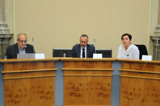 Ministr pro vědu, výzkum a inovace Marek Ženíšek se chystá zahájit další zasedání Rady pro výzkum, vývoj a inovace, 24. října 2025.