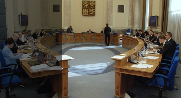 Before the meeting of the Government, 27. April 2015.