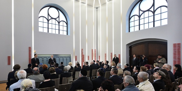 Premiér Jiří Rusnok navštívil 8. listopadu 2013 památník obětem šoa v Liberci. 