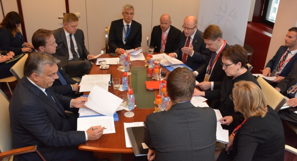 Před mimořádným summitem v Bruselu se sešli představitelé V4, 15. října 2015.