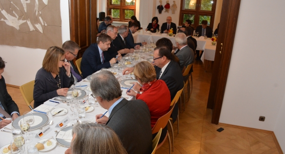 Předseda vlády Bohuslav Sobotka se 21. října zúčastnil pracovního oběda s velvyslanci členských států Evropské unie.