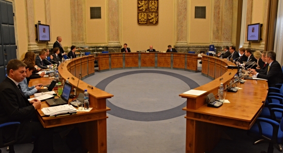 Před jednáním vlády 26. října 2015.