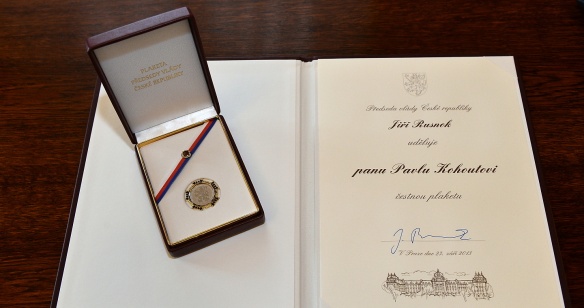 Premiér Jiří Rusnok udělil v pondělí 23. září 2013 čestnou plaketu spisovateli Pavlu Kohoutovi.