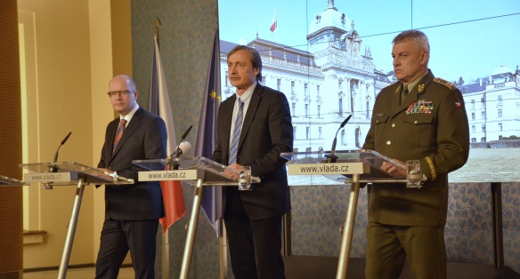 Premiér Sobotka, ministr obrany Stropnický a generálmajor Malenínský na tiskové konferenci k průjezdu konvoje aliančních vojsk, 27. března 2015.