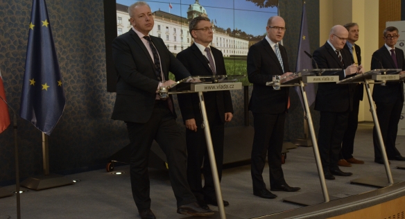 Tisková konference po jednání vlády 2. listopadu 2015.