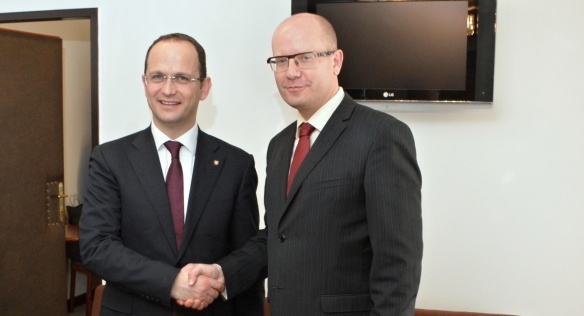 Premiér Bohuslav Sobotka se 10. dubna 2015 sešel s ministrem zahraničních věcí Albánské republiky Ditmirem Bushati.