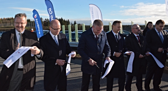 Předseda vlády Bohuslav Sobotka se v úterý 10. listopadu 2015 zúčastnil slavnostního zprovoznění rychlostní silnice R6 v úseku Lubenec – Bošov.