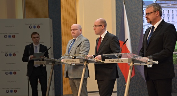 Tisková konference po jednání vlády 15. dubna 2015.