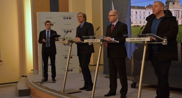 Tisková konference k vyhodnocení bezpečnostních opatření, 16. listopadu 2015. 