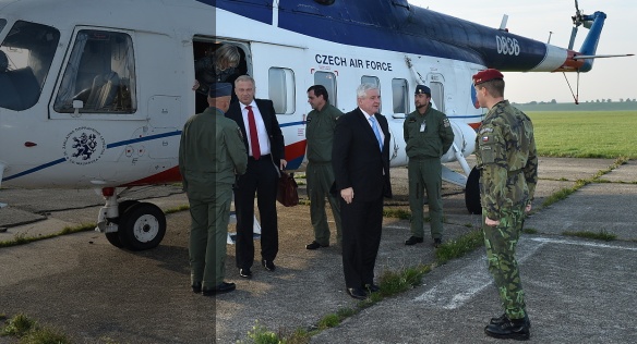 Premiér Jiří Rusnok s delegací přiletěl na základnu 601. Skupiny speciálních sil v Prostějově, 30. září 2013 