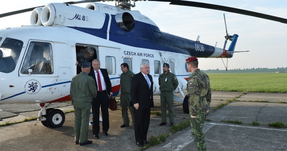 Premiér Jiří Rusnok s delegací přiletěl na základnu 601. Skupiny speciálních sil v Prostějově, 30. září 2013 