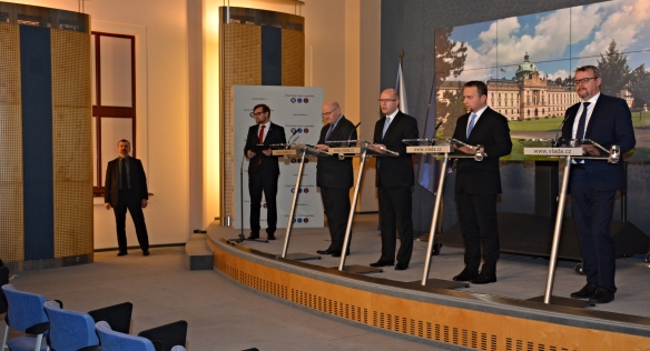 Tisková konference po jednání vlády 20. listopadu 2015.