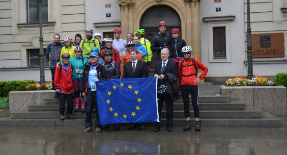 Vedoucí Úřadu vlády ČR Pavel Dvořák ve středu 20. května 2015 pozdravil před Strakovou akademií účastníky mezinárodní cyklojízdy.