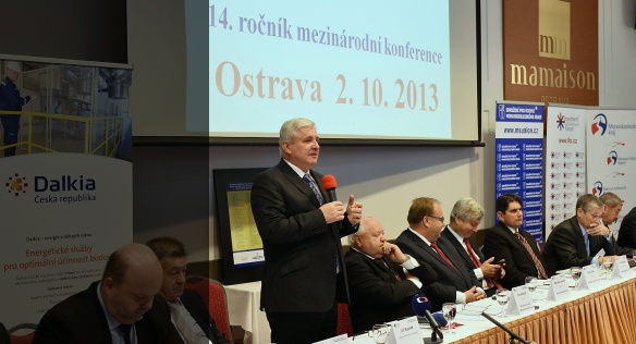 Premiér Jiří Rusnok se ve středu 2. října 2013 spolu s ministry a dalšími významnými řečníky zúčastnil konference o investicích v Ostravě.