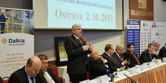 Premiér Jiří Rusnok se ve středu 2. října 2013 spolu s ministry a dalšími významnými řečníky zúčastnil konference o investicích v Ostravě.