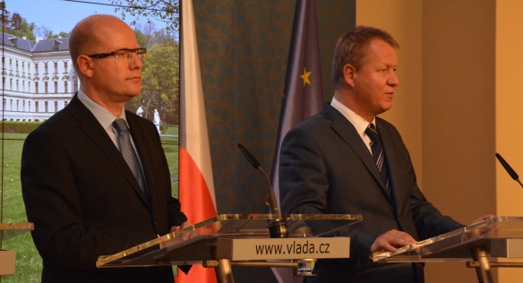 Premiér Sobotka a ministr zdravotnictví Němeček na tiskové konferenci po jednání Bezpečnostní rady státu, 15. října 2014.