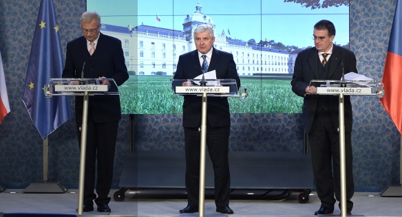 Ministr obrany Vlastimil Picek, premiér Jiří Rusnok a ministr dopravy Zdeněk Žák na tiskové konferenci po jednání vlády 2. října 2013.