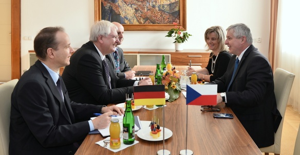 Ve čtvrtek 3. října 2013 přijal předseda vlády Jiří Rusnok německého velvyslance Detlefa Lingemanna.