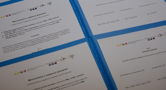 Zástupci Ministerstva zdravotnictví, Úřadu vlády a Ligy otevřených mužů podepsali memorandum o spolupráci, 21. října 2019. Zdroj: mzcr.cz