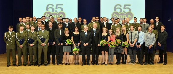 Společné foto premiéra Jiřího Rusnoka a ministra obrany Vlastimila Picka s úspěšnými sportovci a trenéry, 3. října 2013.
