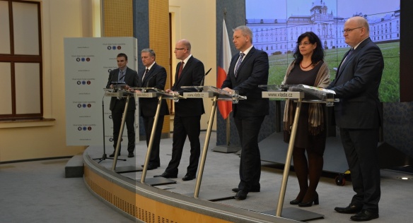 Tisková konference po jednání vlády 27. října 2014.