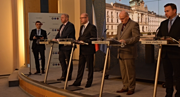 Tisková konference po jednání vlády 7. prosince 2015.