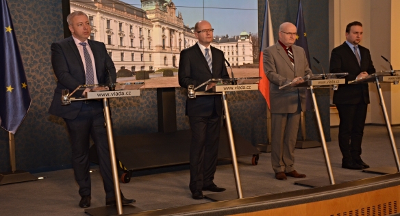 Tisková konference po jednání vlády 7. prosince 2015.