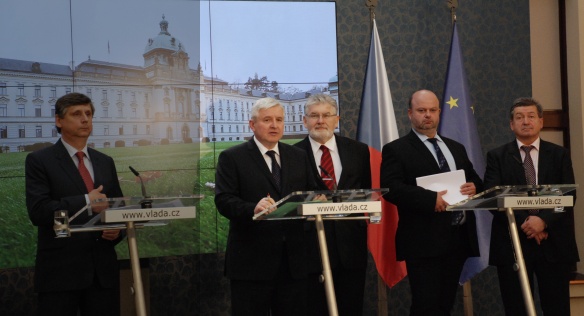 Ministr financí, premiér Rusnok a ministři zdravotnictví, vnitra a průmyslu a obchodu na tiskové konferenci po jednání vlády 25. září 2013.