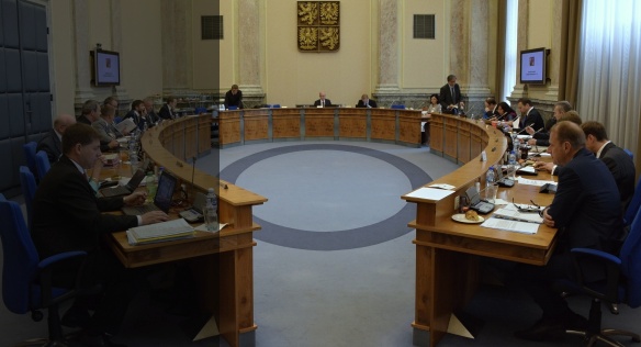 Před jednáním vlády 8. června 2015.