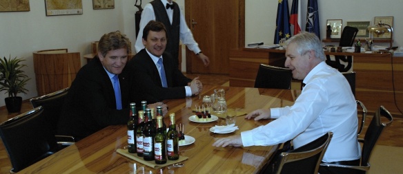 Ředitel Budějovického Budvaru Jiří Boček, vedoucí Úřadu vlády ČR Radek Augustin a premiér Jiří Rusnok ve Strakově akademii 15. listopadu 2013.