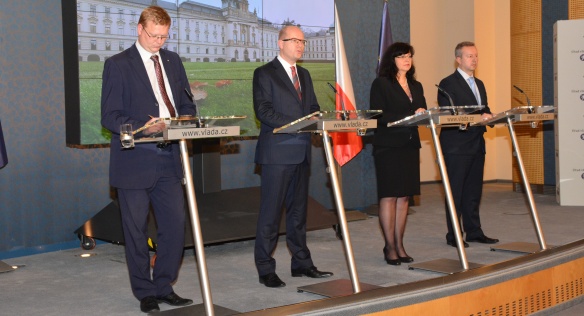 Tisková konference po jednání vlády 12. listopadu 2014.
