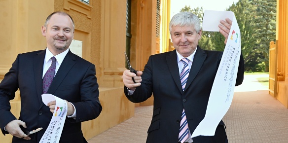 Jihomoravský hejtman Hašek a premiér Rusnok slavnostně přestřihli pásku při otevření Zámecké jízdárny v Lednici, 8. října 2013.