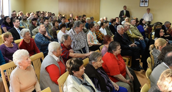 Premiér Jiří Rusnok navštívil v úterý 8. října 2013 dům s pečovatelskou službou v Újezdu u Brna, kde diskutoval s občany obce.