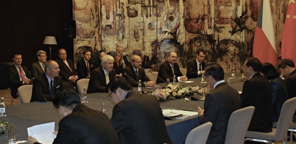 Premiér Jiří Rusnok se během summitu 26. listopadu 2013 v Bukurešti setkal s předsedou vlády Čínské lidové republiky Li Kche-čchiangem.