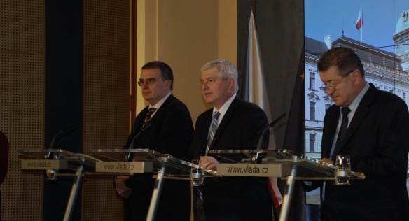 Ministr dopravy Žák, premiér Rusnok a ministr průmyslu a obchodu Cienciala na tiskové konferenci po jednání vlády 4. prosince 2013.