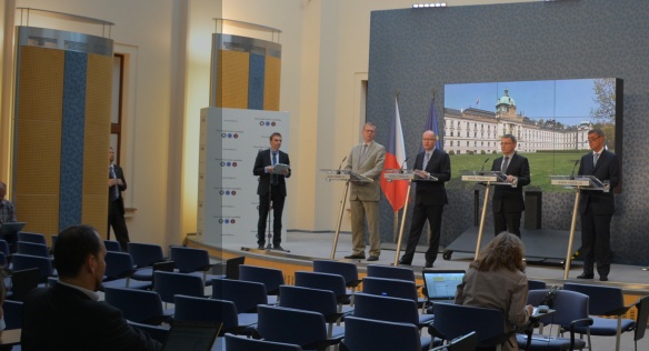 Tisková konference po jednání vlády 13. července 2015.