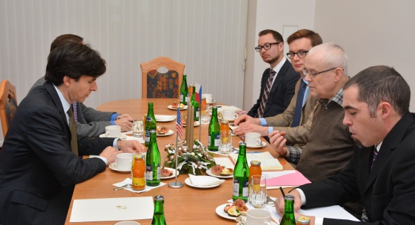 Ředitel Odboru poradců a porakyň Špidla jednal s velvyslancem USA Schapirem, 9. prosince 2014.