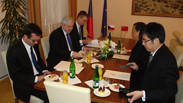Premiér uvítal 12. prosince 2013 čínského velvyslance ve Strakově akademii.