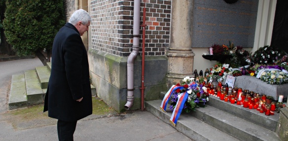 Předseda vlády se 18. prosince 2013 poklonil památce Václava Havla.