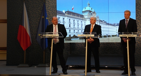 Ministr práce a sociálních věcí Koníček, premiér Rusnok a ministr obrany Picek na tiskové konferenci po jednání vlády 2. ledna 2014.
