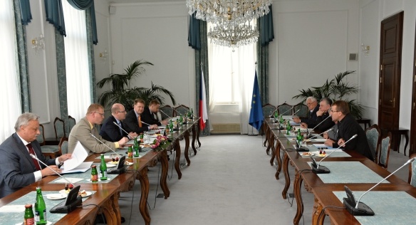 Premiér Sobotka 16. července 2015 na jednání ve Strakově akademii požádal zástupce církví o spolupráci při řešení migrační krize.