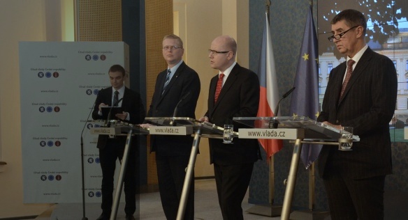 Místopředseda Bělobrádek, premiér Sobotka a 1. místopředseda Babiš na tiskové konferenci po jednání vlády ve Strakově akademii 22. prosince 2014.
