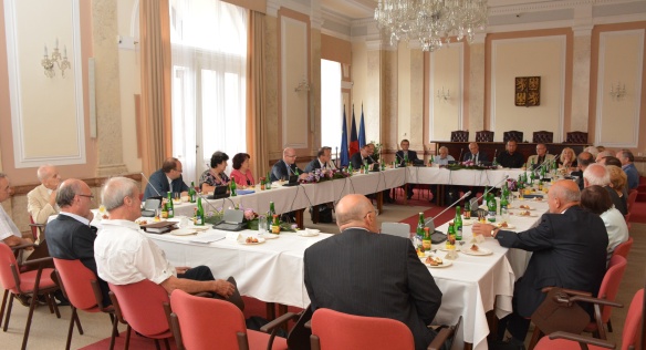 Premiér Sobotka 21. července 2015 diskutoval se zástupci Klubu českých hlav a Klubu inovativních firem.