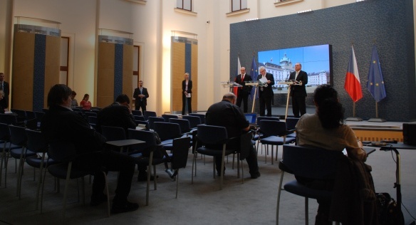 Kabinet projednal vládní novelu služebního zákona