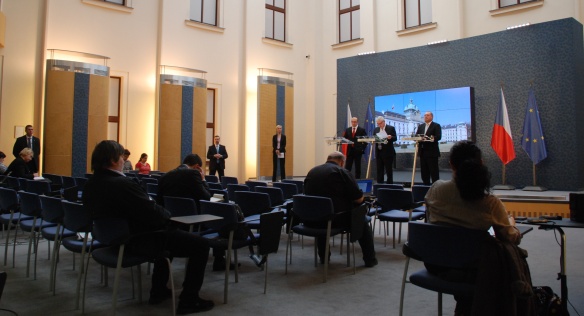 Vláda jednala 15. ledna 2014 o novele služebního zákona.