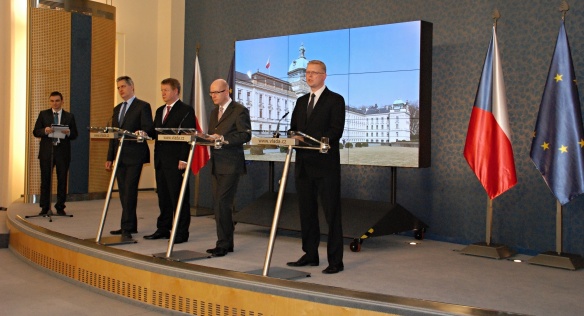 Vláda na svém jednání 26. února 2014 odmítla poslanecký návrh ústavního zákona o celostátním referendu.