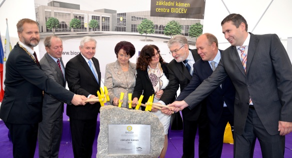 Premiér Jiří Rusnok se 7. října 2013 zúčastnil slavnostního aktu poklepání základního kamene vědeckého centra Biocev. Zdroj: www.biocev.eu
