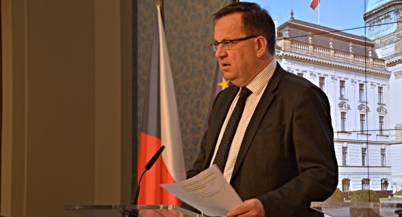 Ministr průmyslu a obchodu Jan Mládek na tiskové konferenci, 9. února 2015.